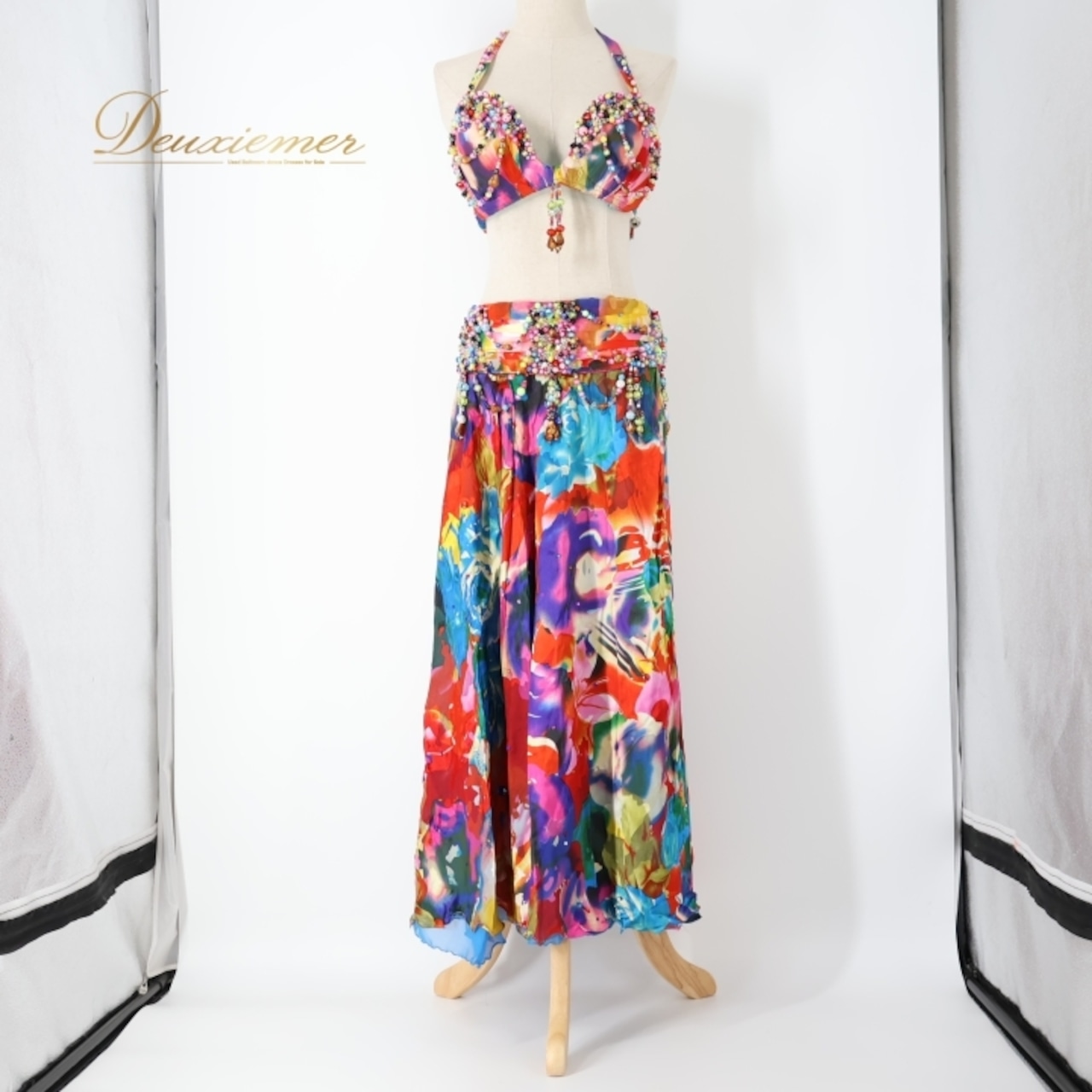 ベリーダンス オリエンタル衣装 上下セット レッド系 NASER ABBAS カラフル ラインストーン ビーズ フリンジ 赤 青 紫 黄 トップス スカート 巻きスカート ポップ 鮮やか 華やか ブルー系 ピンク系 ホワイト系 イエロー系 パープル系