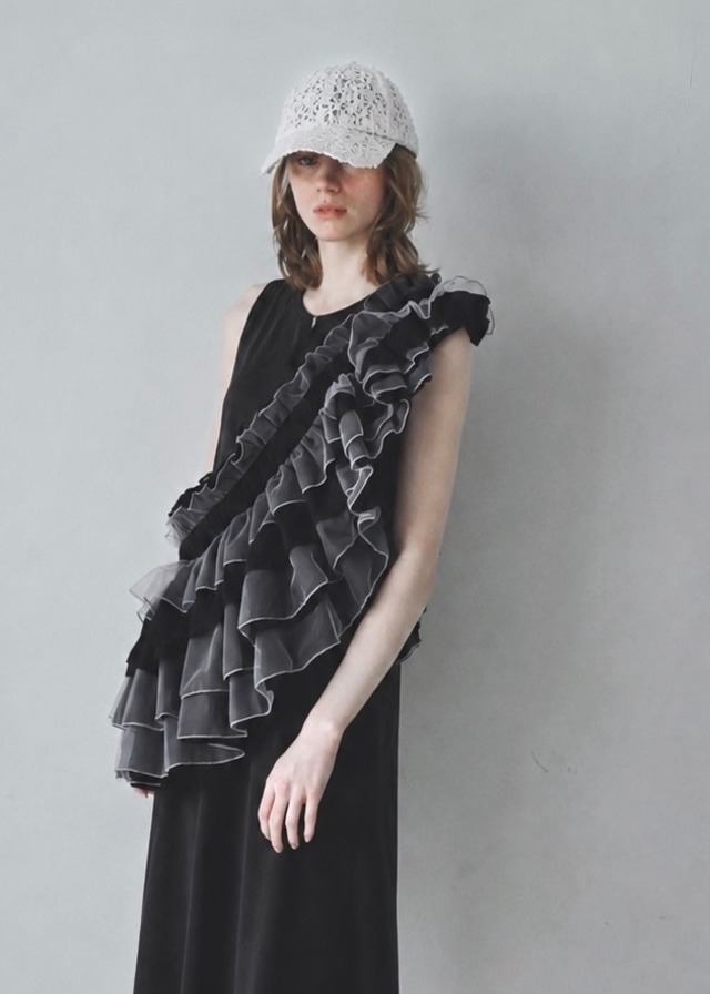 DŌRA QUAX | Ruffled Hidden Bag - MONOCHROME
