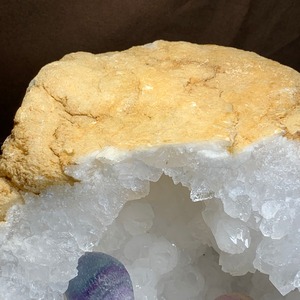 モロッコ産水晶ジオード×フローライトハリネズミ ~フローライトハリネズミが住み着いているシリーズ~