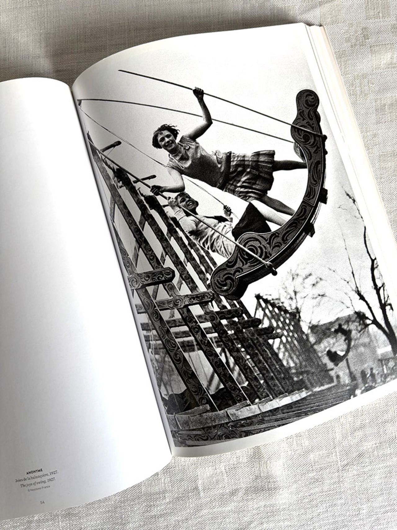 フランス古本　PARIS　大型写真集　パリ写真集 伝説の写真100枚　1919年ごろから20年 12psem19-3