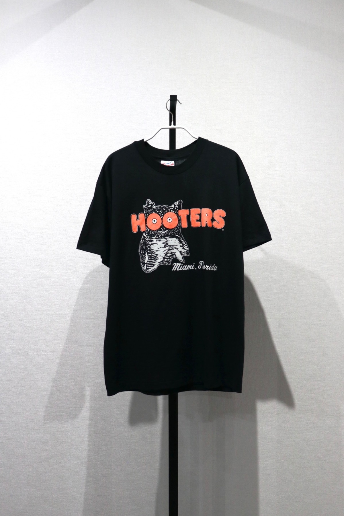 Hooters print t shirt | Cary