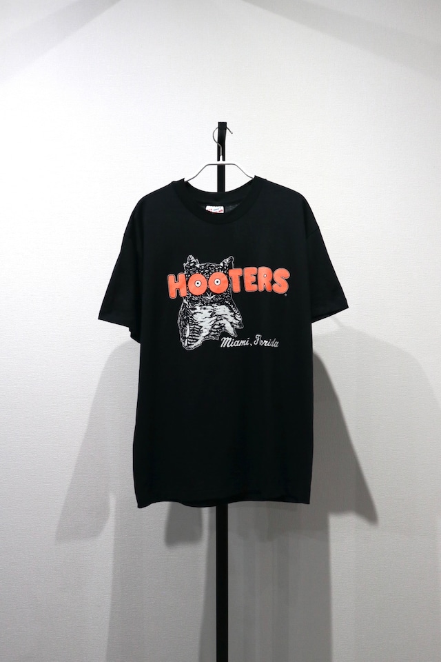 Hooters print t shirt