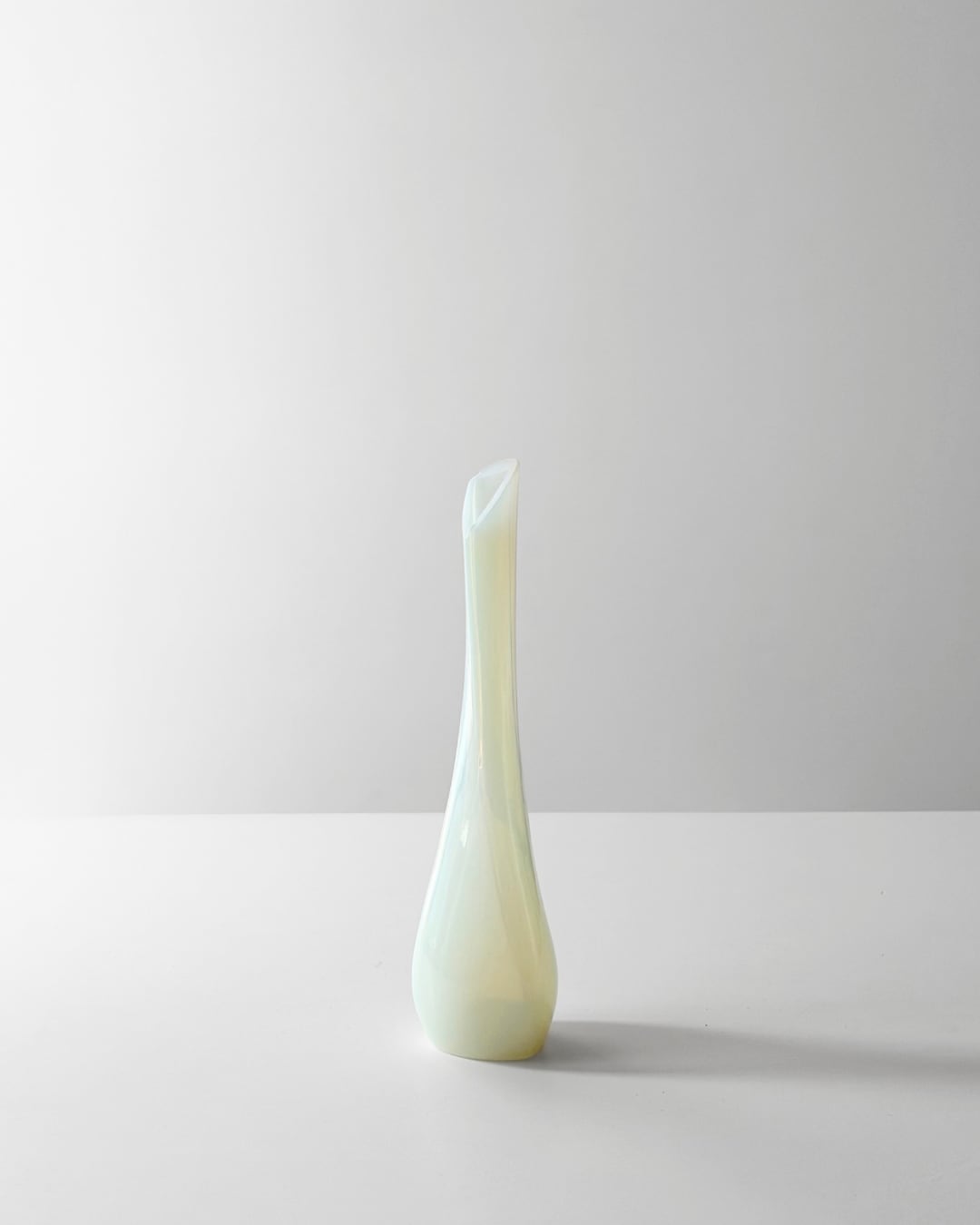 french vintage vase / opaline glass white フラワーベース