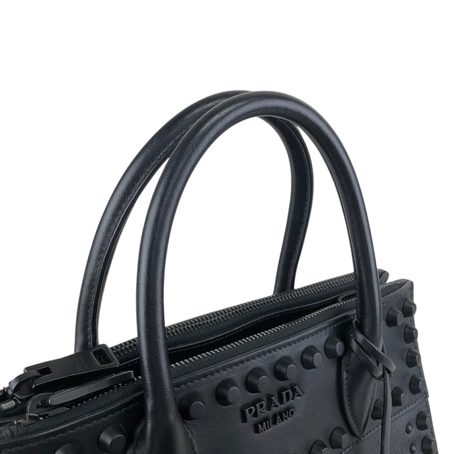 PRADA プラダ ハンドバッグ ブラック ロゴ レザー サフィアーノ スタッズ パラディグム ickh2g