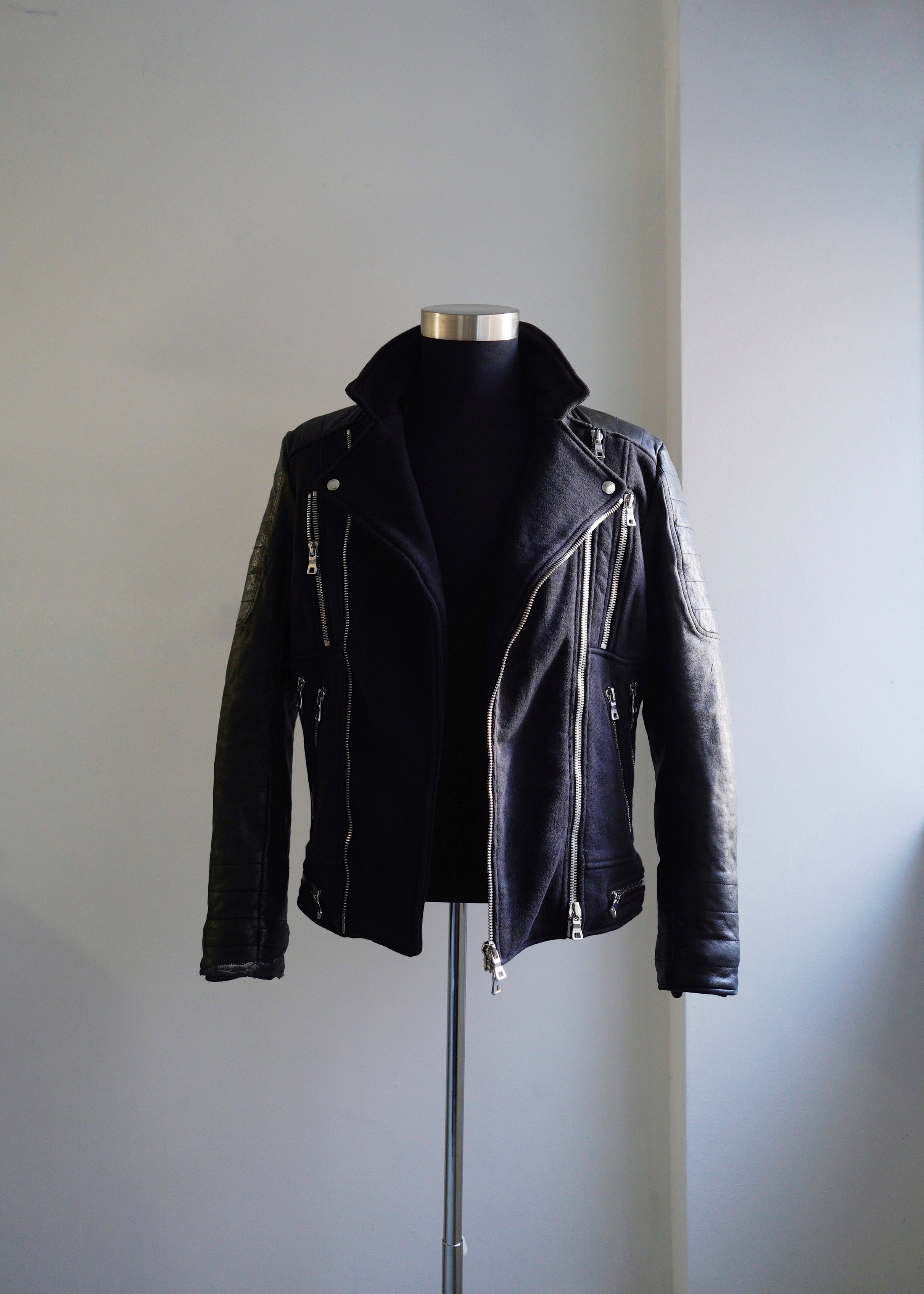 BALMAIN 黒 レザー ファーショートジャケット ラグジュアリーレディースジャケットおよびコート | BALMAIN