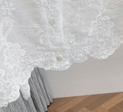 フレンチレース刺繍入りVネックトップス
