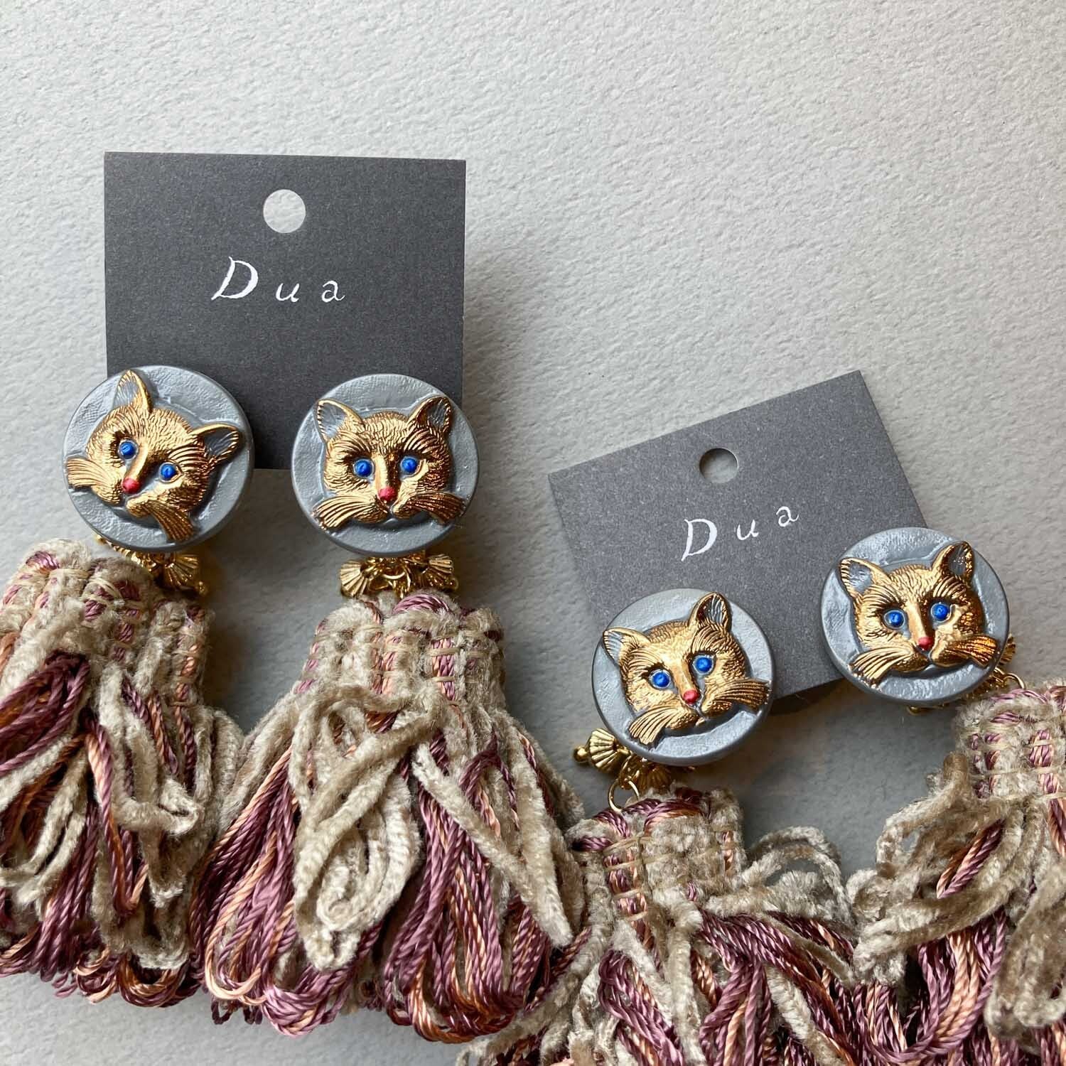 猫チェコカボションともこもこブレードタッセルの〈ピアス/イヤリング