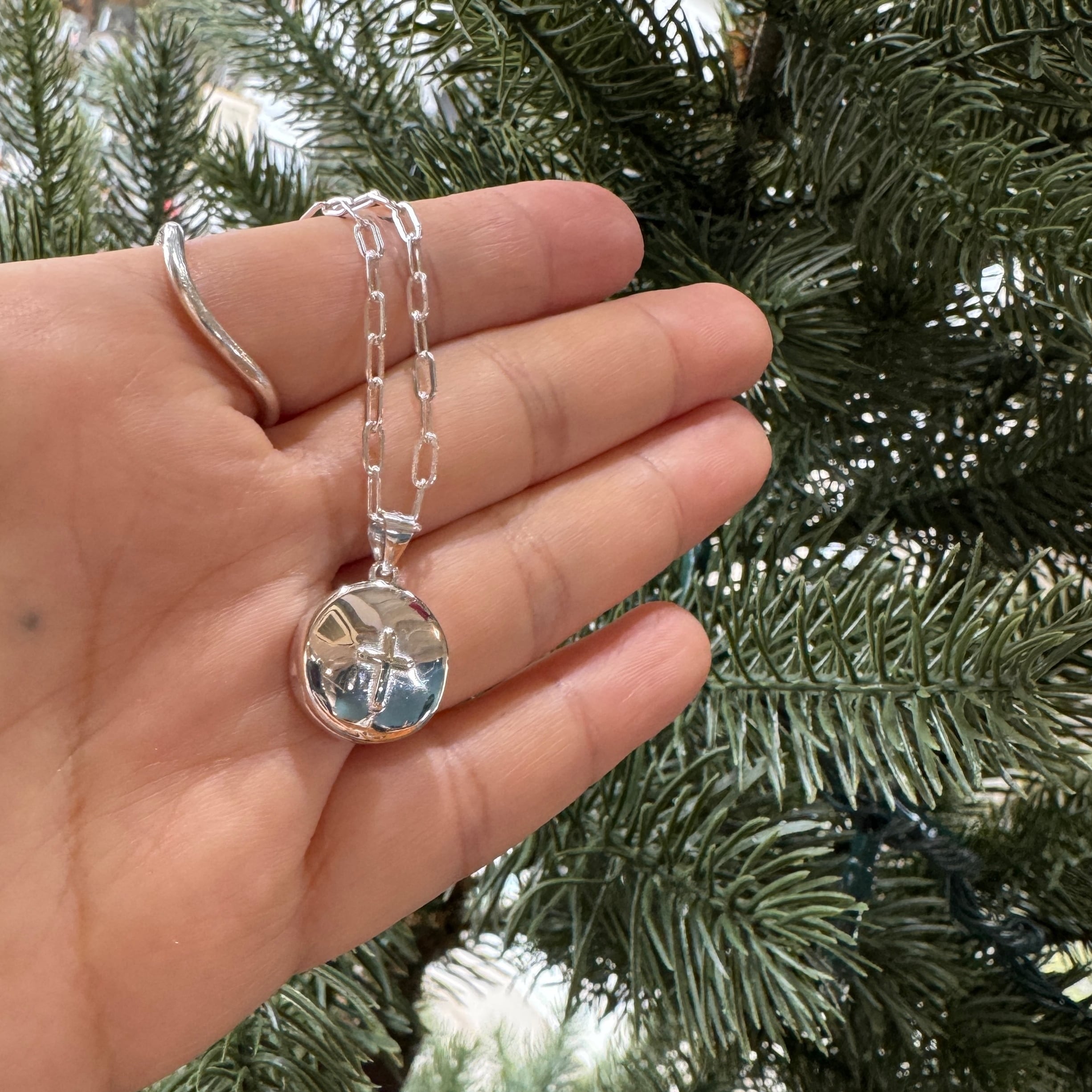 ラウンド クロス ロケット ペンダント ネックレス （チェーン