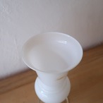 透明な脚の白い花瓶