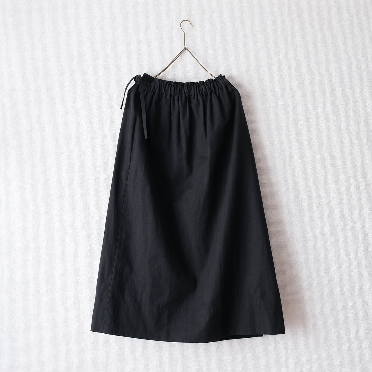 one side slit long skirt／cotton linen〈black〉 | SALUÉ