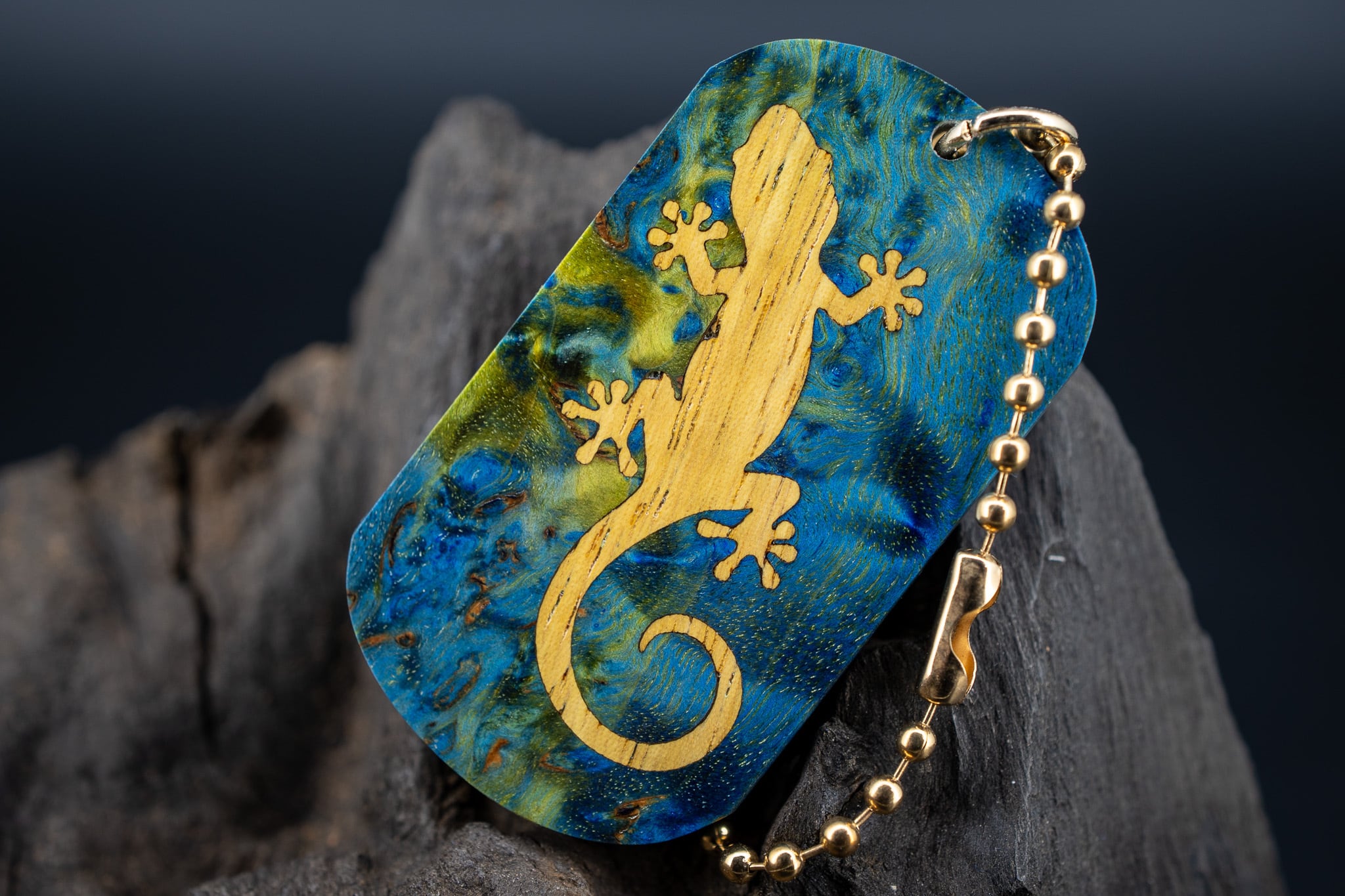 ※【 北欧の銘木 】 マスールバーチ スタビライズウッド ドッグタグ 木象嵌 木登りトカゲ