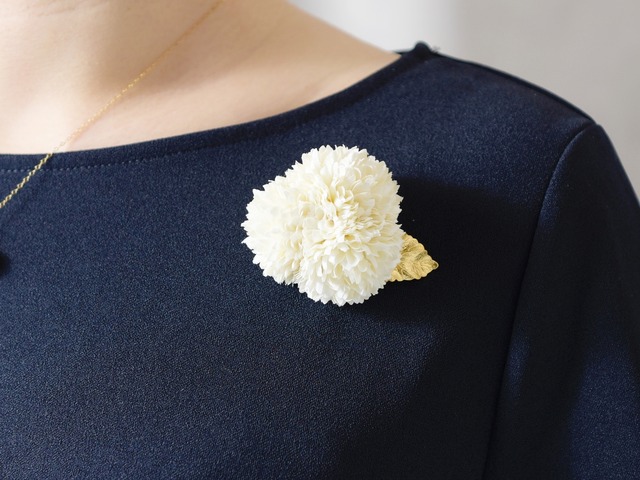 【コサージュ（ホワイト／白）】こんもり咲いたお花（アンティークな葉っぱ付）