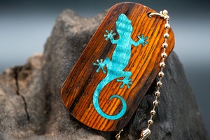 【 エスニックなローズウッド 】 ココボロ ドッグタグ 象嵌 木登りトカゲ
