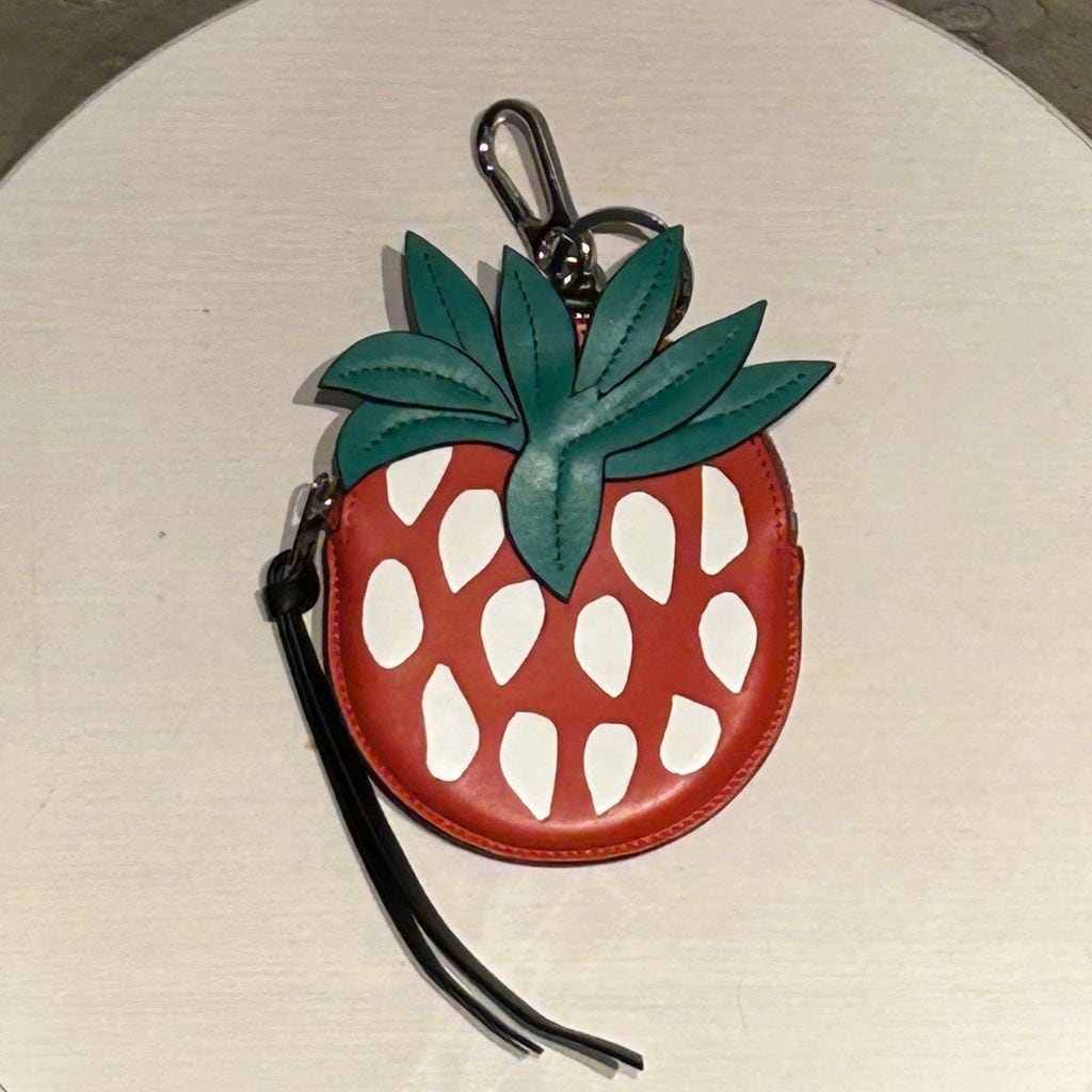 ロエベLOEWE ストロベリーチャーム