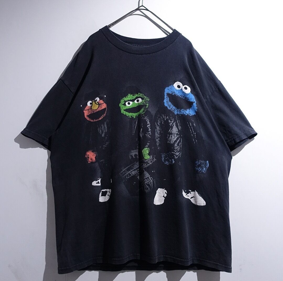 "SESAME STREET" Brown Run-D.M.C. Parody Print T-Shirt