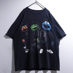 "SESAME STREET" Brown Run-D.M.C. Parody Print T-Shirt