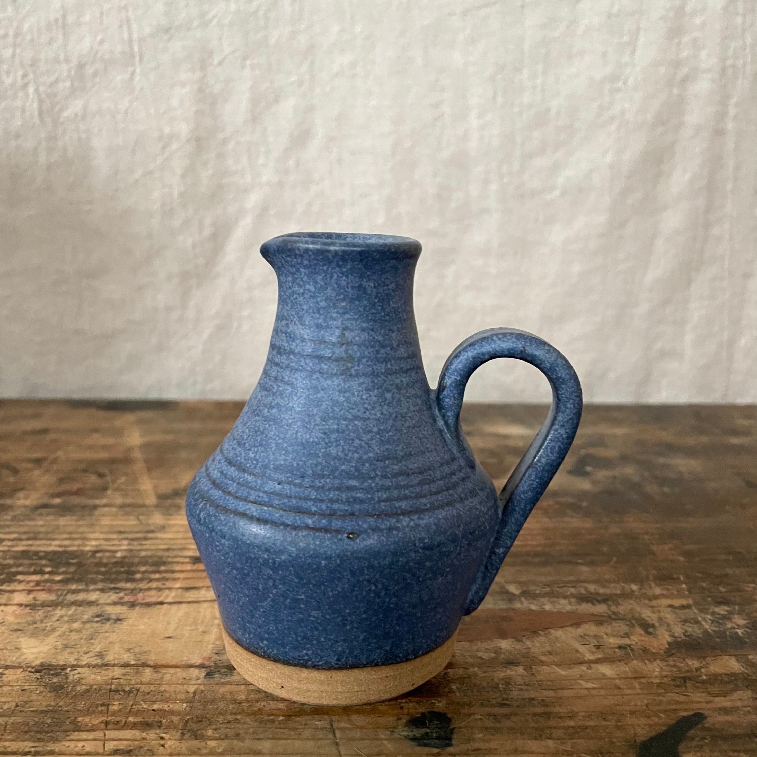 マットなブルーの一輪挿し