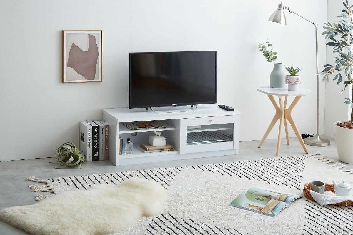 コンパクトで可愛いフォルムが特徴のガラス扉テレビ台 | TKSKSHOP