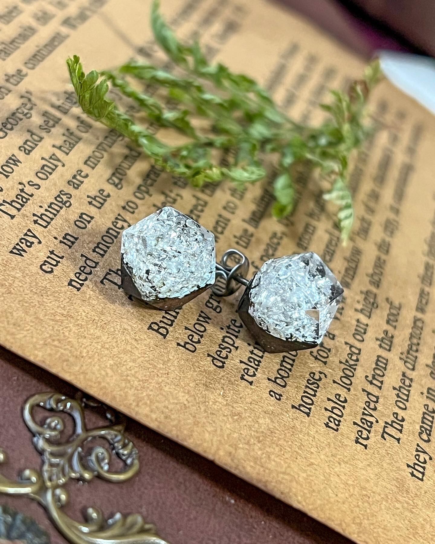 銀箔の雪】ワンポイント ウッドレジンピアス/イヤリング | frontnorth