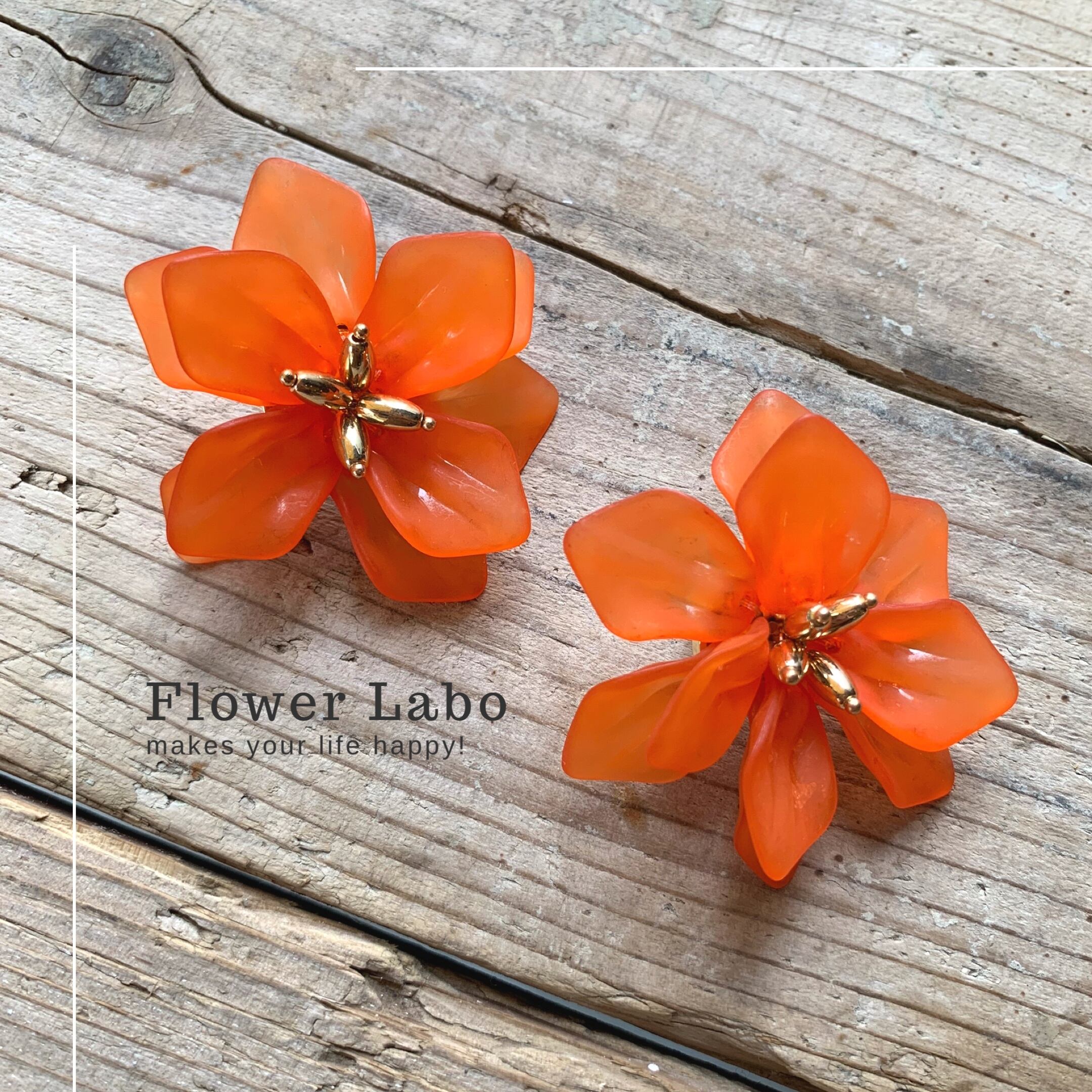 Juicy orange - クリア感のあるビビッドオレンジのピアス | Flower Labo