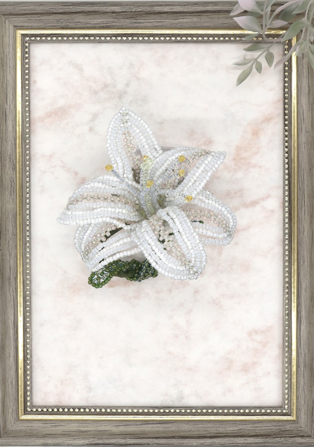 ブローチ　「Lily」