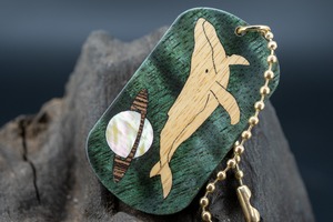 【南国の恵み】マンゴーウッド 縮み杢 スタビライズウッド ドッグタグ 象嵌 勇魚と惑星