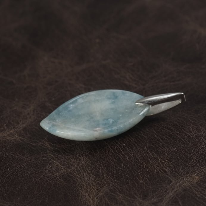 糸魚川翡翠 コン沢 青翡翠 リーフペンダントトップ 3.0g pale Blue