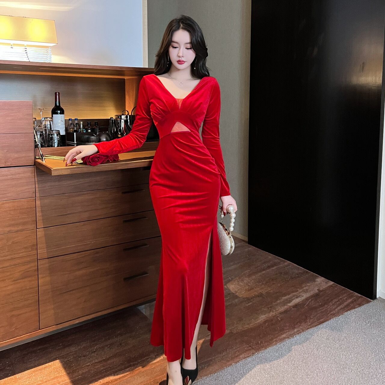 【新作】【送料無料】 2024 秋と冬の新セクシーな中空ゴールドベルベットロングハイスリット長袖ボトリングドレス 7869 013777258765