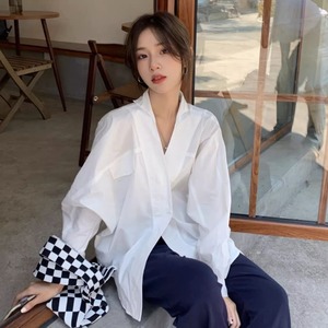 レディース シャツ 長袖 袖口ゴム Vネック 襟付き ワイド オーバーサイズ ポケット 前開き コンサバ 薄手 柔らか ハリ感 シンプル カジュアル おしゃれ かっこいい レトロ こなれ感 ラフ メンズライク ルーズ 個性的 存在感 抜け感 ラグジュアリー カレッジ風 ナチュラル 休日感 ジェンダーレス 大人女子 ユニーク ニッチ 無地 春 秋 オフィス ビジネス 学校 お出かけ アウトドア 旅行 休日 ショッピング カフェ 楽ちん 体型カバー 普段使い 着回し トレンド ゆったり ホワイト 水色