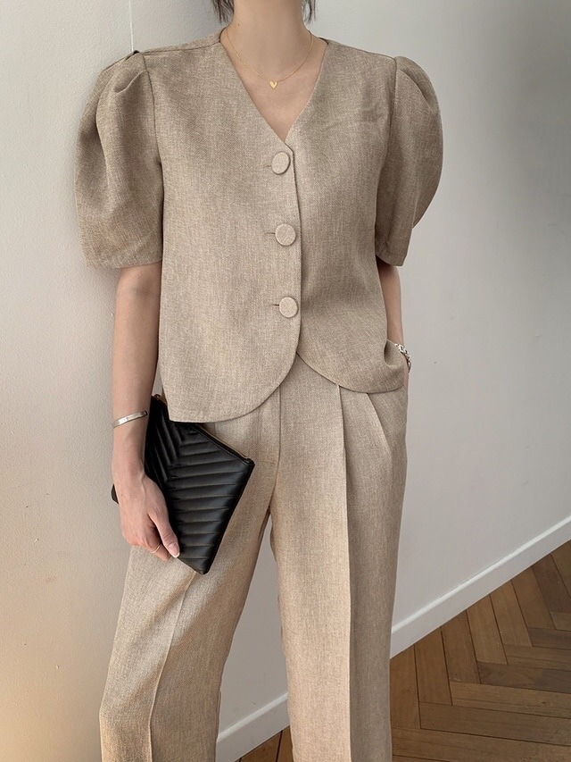 【送料無料】レディース 2カラー セットアップ スーツ ジャケット Vネック 半袖 パフスリーブ パンツ スラックス 上下セット 大人可愛い ママコーデ ママファッション 韓国系 オルチャンファッション 人気 トレンド 新作 20代 30代 40代 きれいめ レトロ シンプル お出かけ デート おしゃれ 通勤 通学 オフィス OL デイリー 普段着 ラフ カジュアル フェミニン シック ゆったり 体型カバー 着痩せ 着回し インスタ映え 春 夏 CO3798