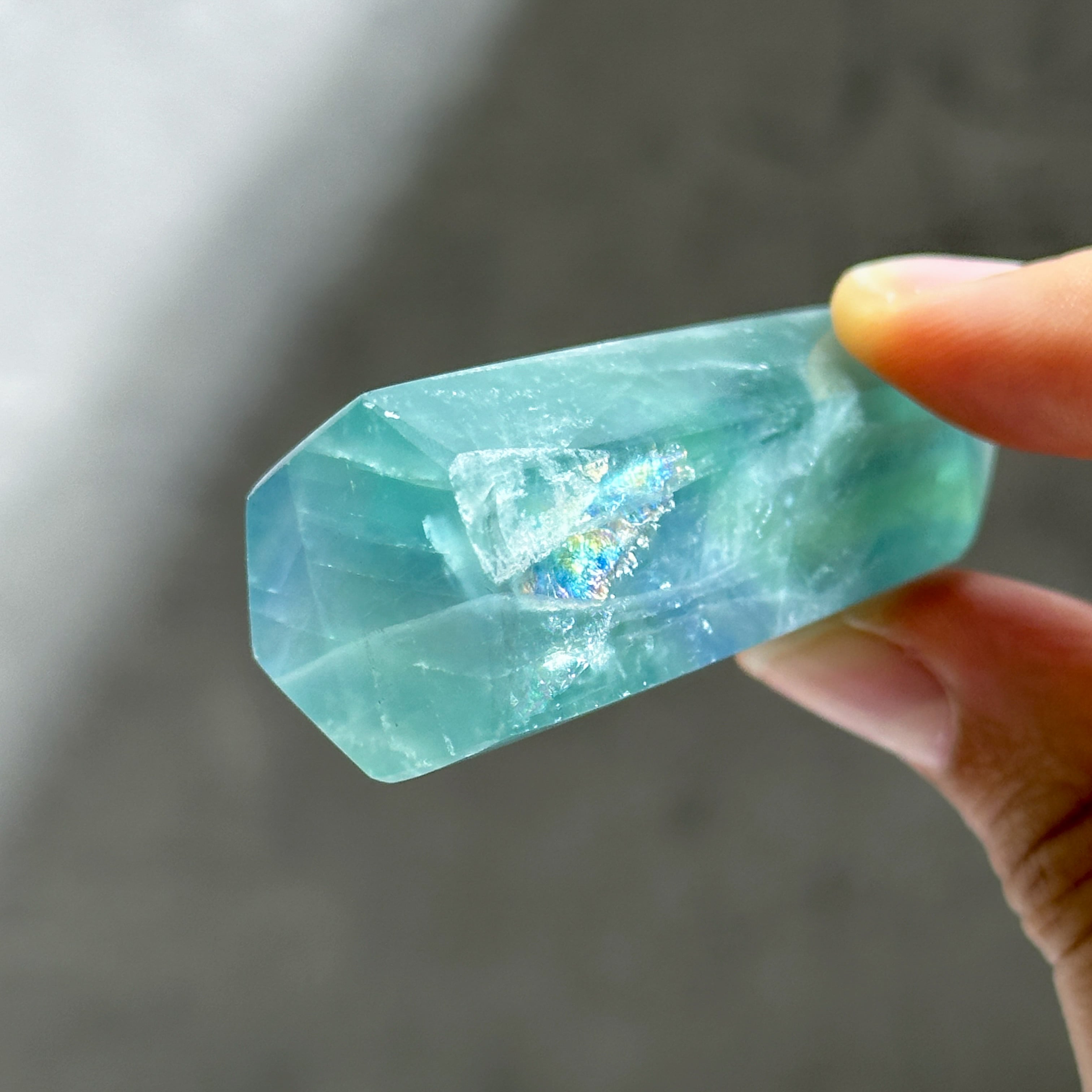 タワー 虹入り】フローライト ① ブルーグリーンフローライトタワー 天然石 | si∞stones 天然石ショップ 置物