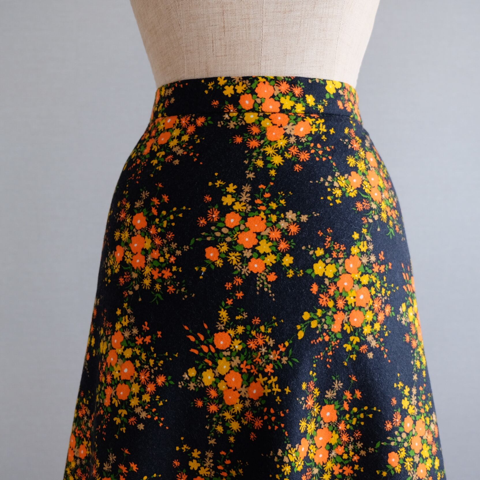 フラワーフレアスカートブラックオレンジ | 古着屋Sique おしゃれ古着