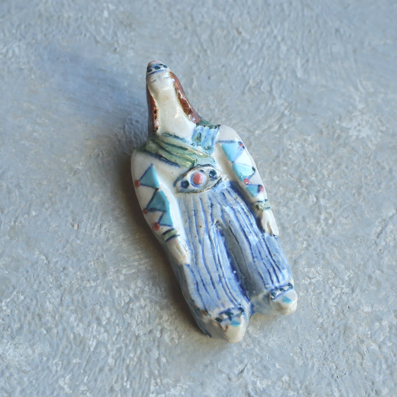 素敵な民族衣装をまとった、男性の箸置き