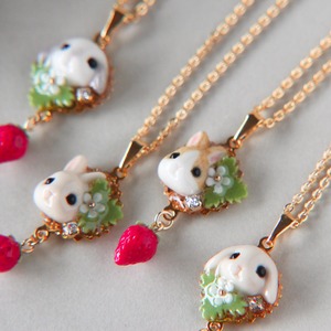 うさぎといちごネックレス