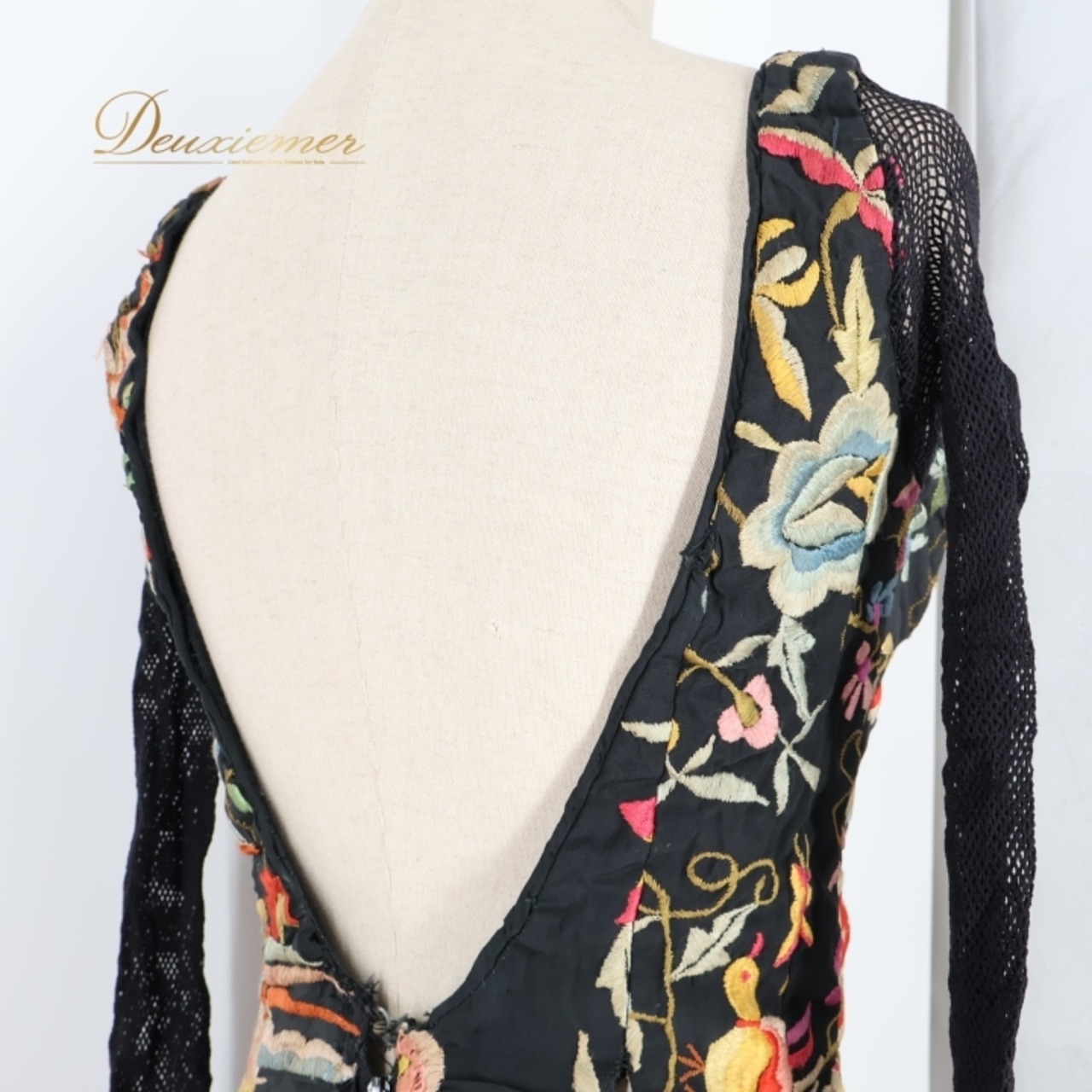 フラメンコ 衣装 バタデコーラ ワンピース ドレス 赤 黒 フリル ボランテ レース 刺繍 豪華 高級感 重厚感 ダンス パーティ 発表会 レッド系 ブラック系 ステージ 衣装 花柄 フォーマル クラシック パーティー用 高級ドレス コスチューム