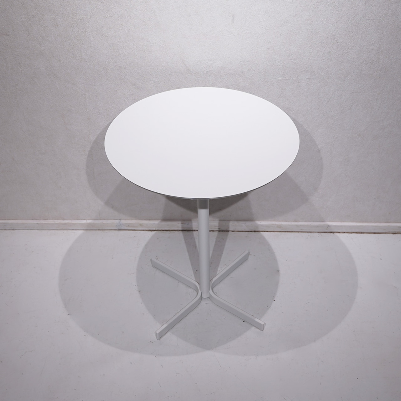 by interiors バイインテリアズ XTテーブル 円形 カフェテーブル 北欧 モダン 田渕智也 デザイナーズ テーブル / 関連:ヴィトラ ラパルマ