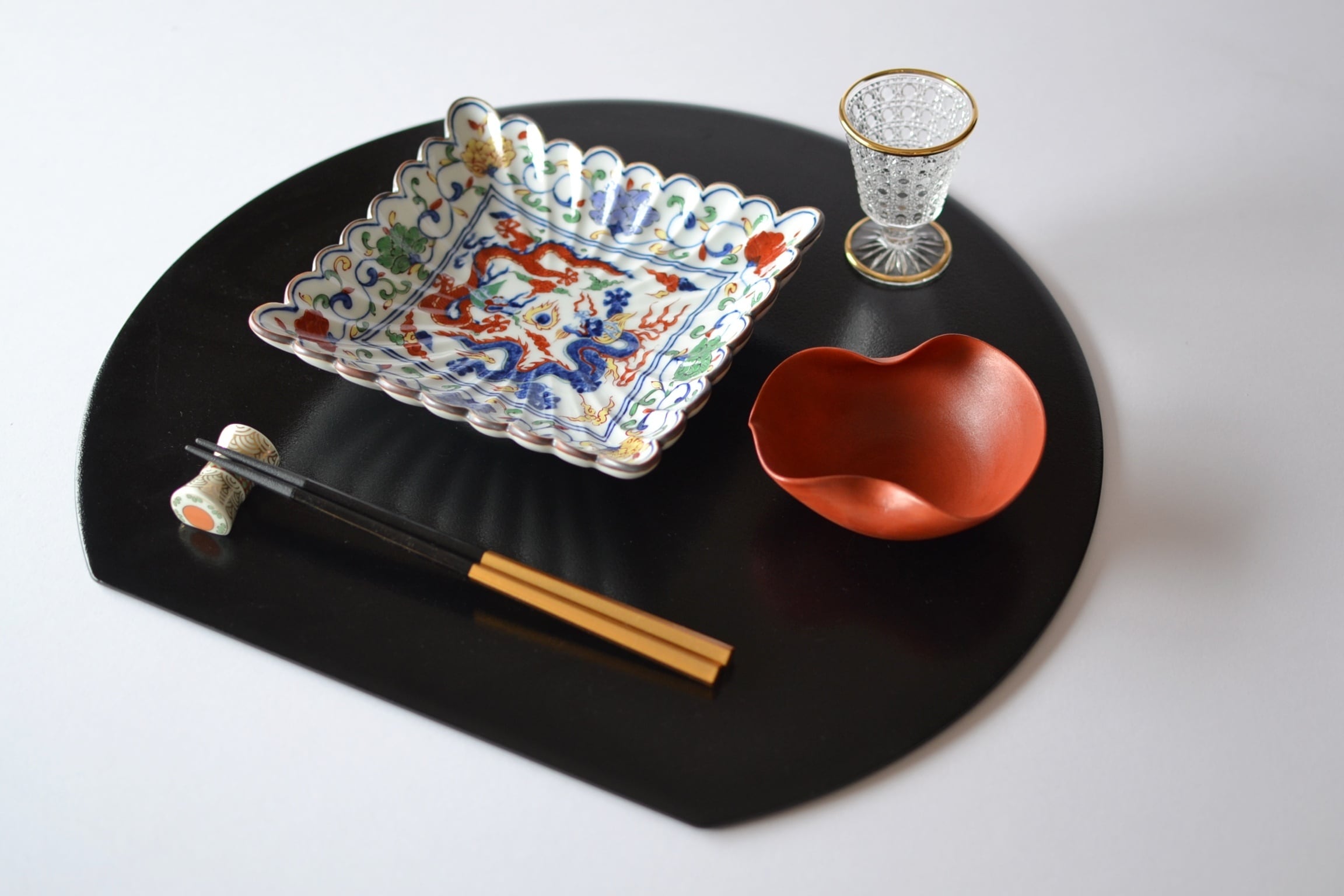 有田焼 福泉窯 菊割長角皿 / 染錦花唐草双龍絵 | FUCHIGAMI TOJIKI powered by BASE