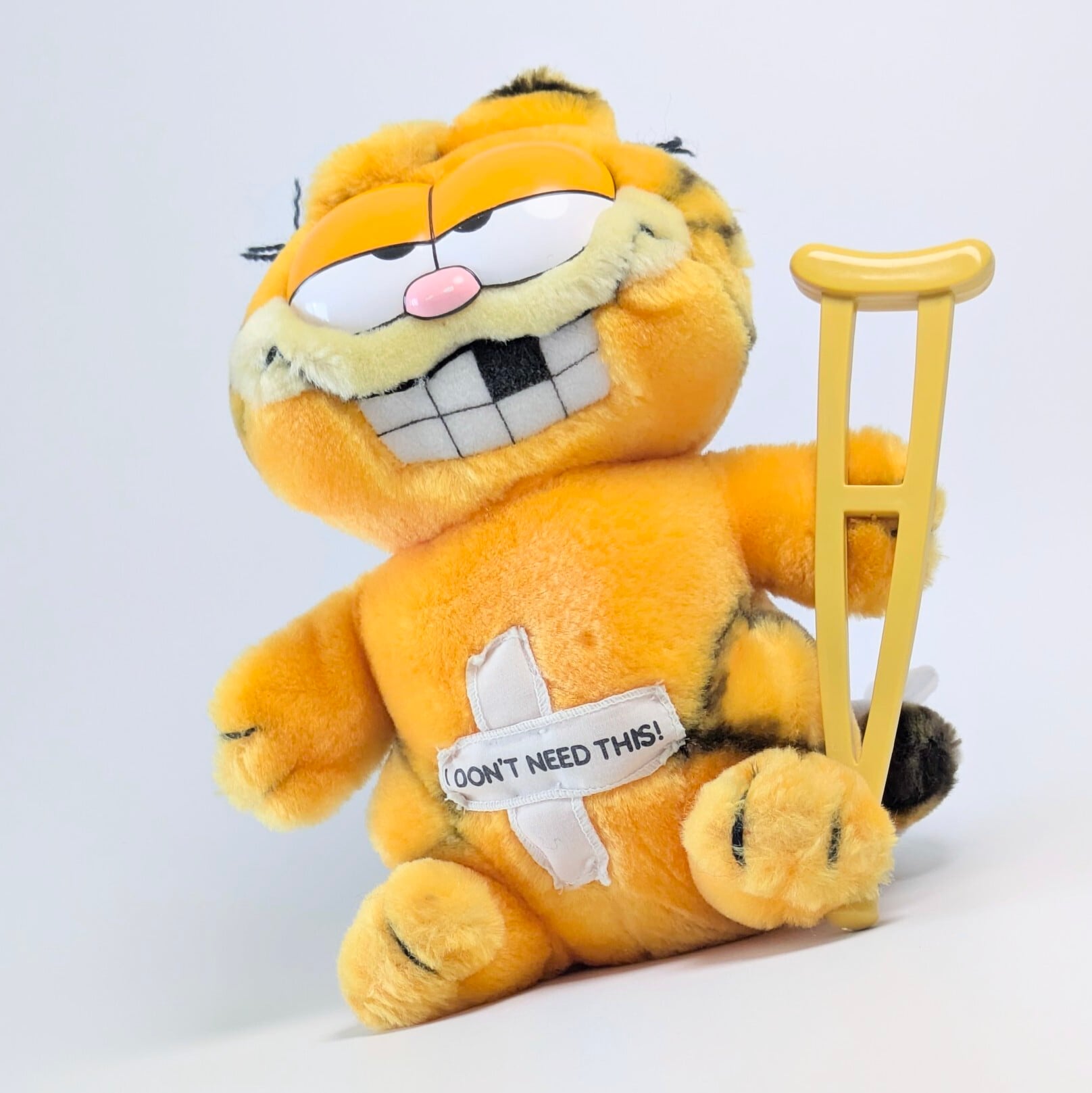 ☆ VINTAGE 1980年代初期 ☆【 Garfield ( ガーフィールド ) 】『 I DON'T NEED THIS! 』松葉杖ガーフィールド / ぬいぐるみ プラッシュ plush 1980年代年製 〚アメリカン雑貨 アメトイ〛
