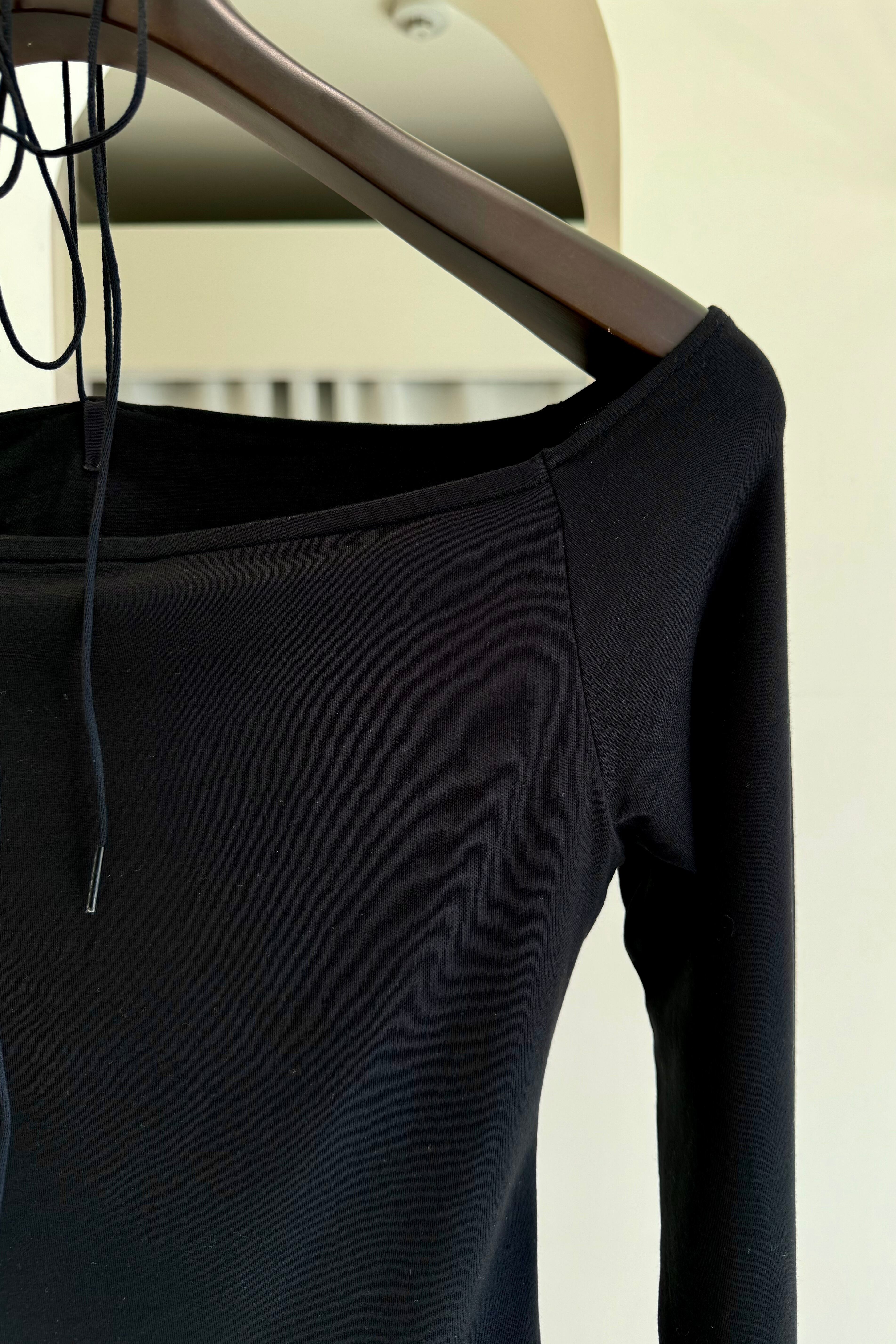 determ;】Gathered Off-shoulder Top | theour