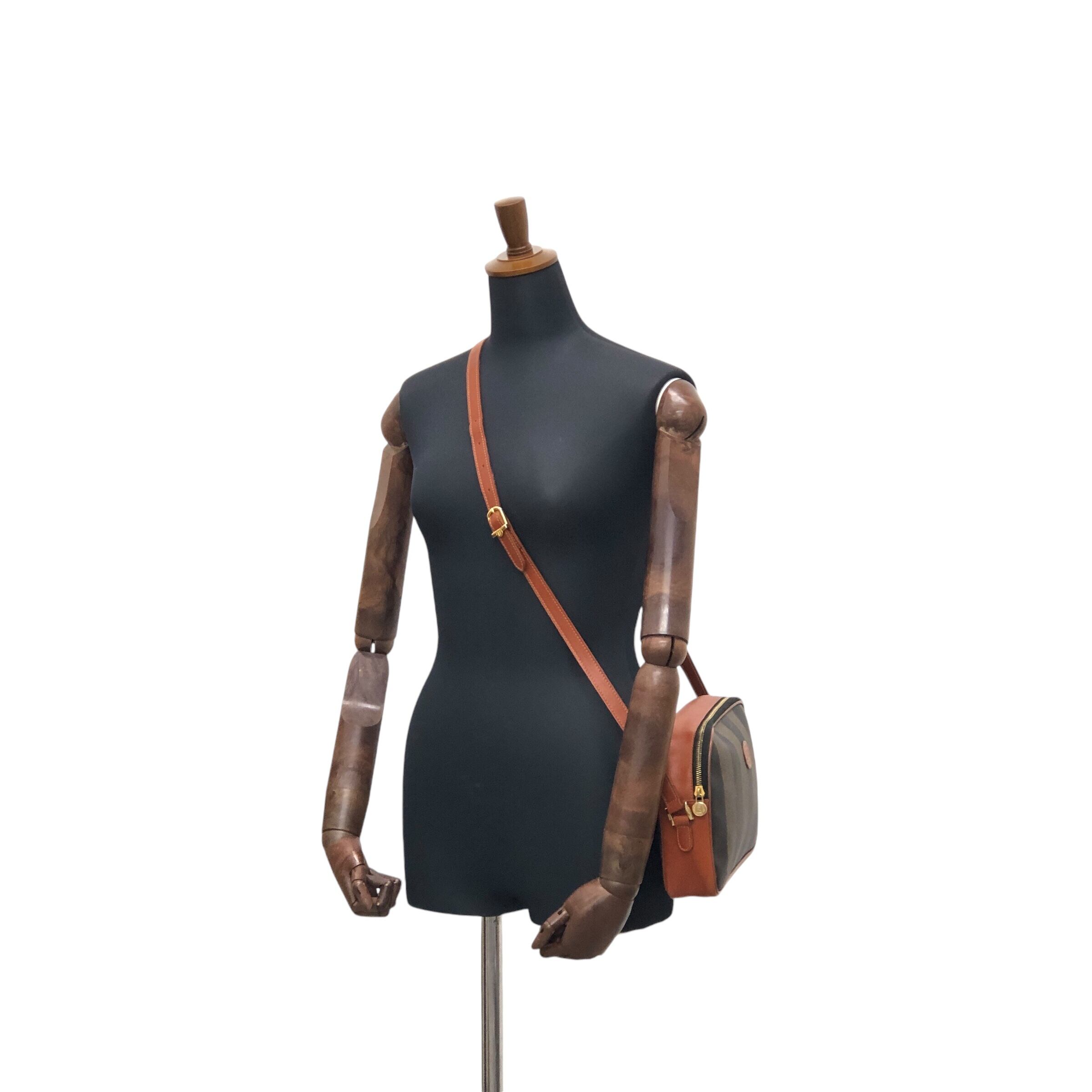 FENDI フェンディ ペカン ショルダーバッグ ブラウン ロゴ PVC FENDI フェンディ ペカン ショルダーバッグ ブラウン ロゴ PVC