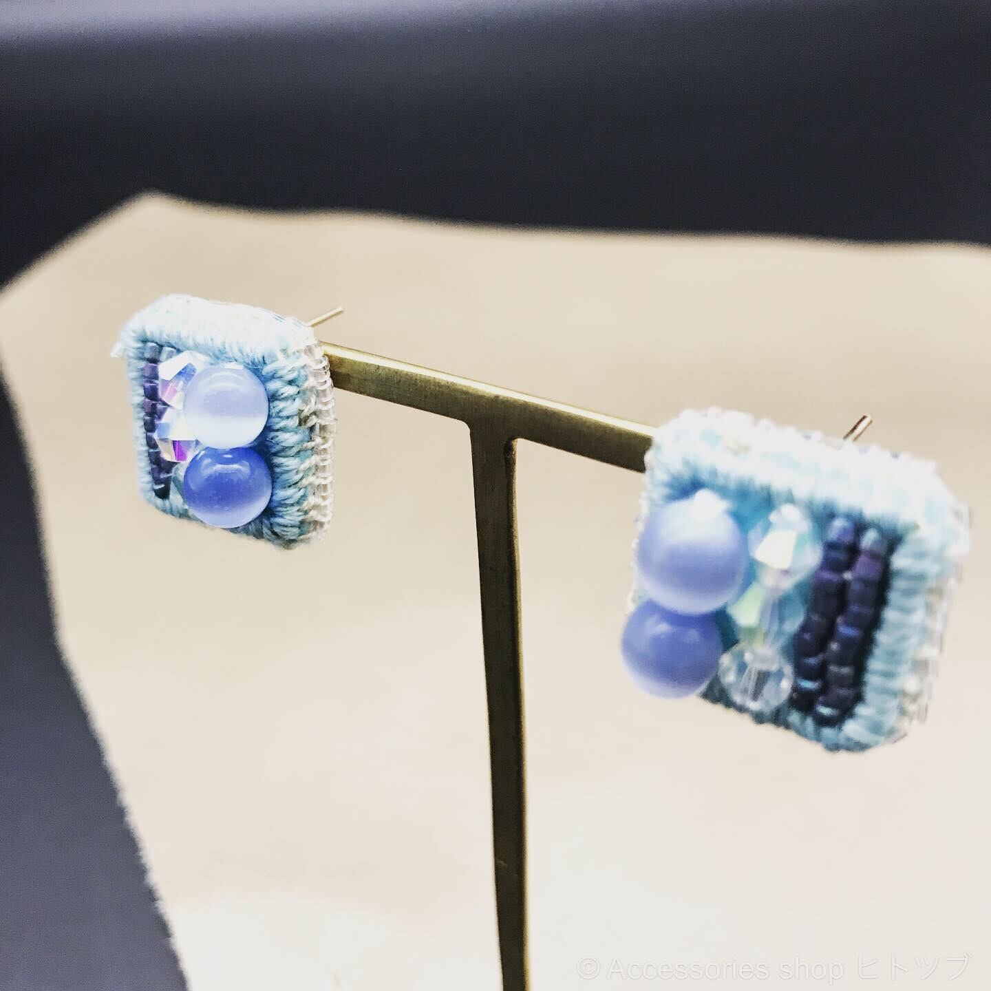 0188:blue×square ビーズ刺繍のスタッドピアス