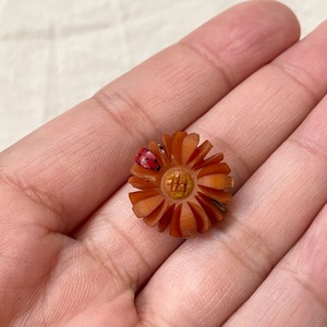 小さな花ブローチ1