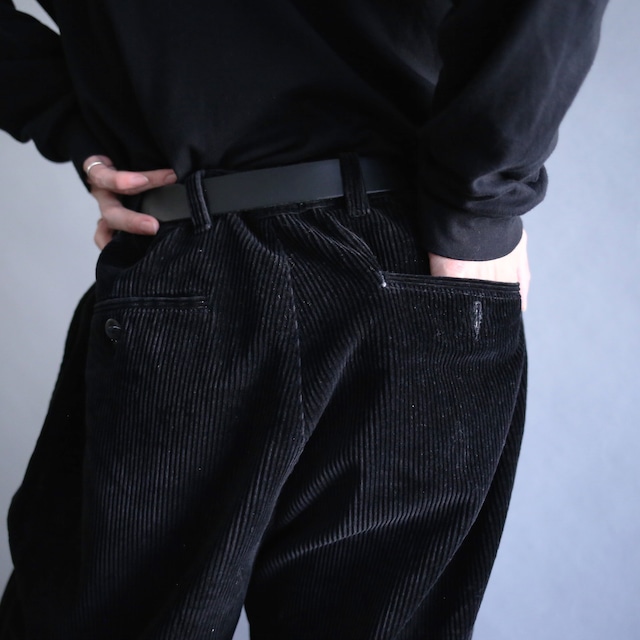 2-tuck tapered silhouette black corduroy super wide pants