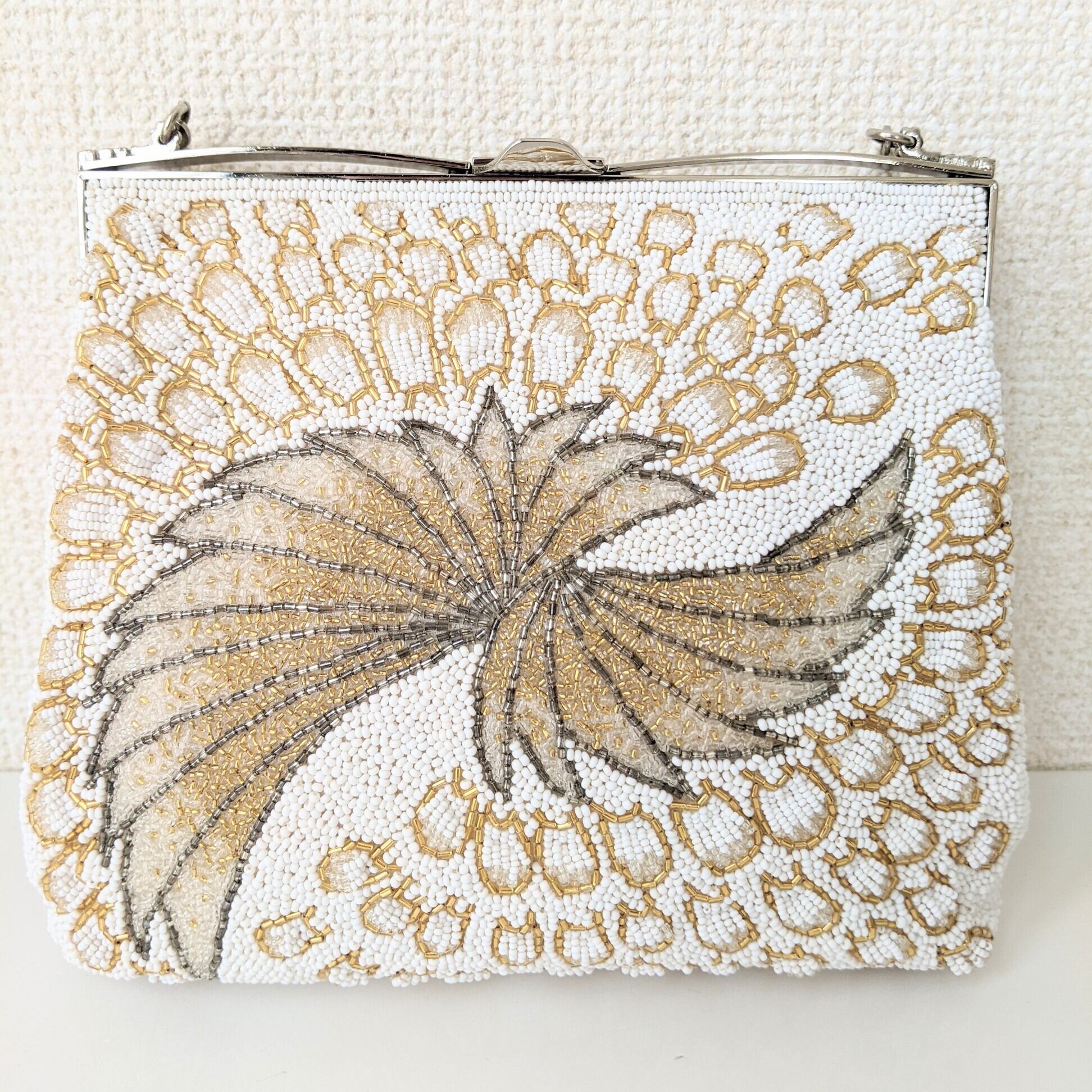 Vintage】ビーズ刺繍バッグ Beaded Bag 白×金 孔雀の羽 Vintage】ビーズ刺繍バッグ Beaded Bag 白×金 孔雀の羽