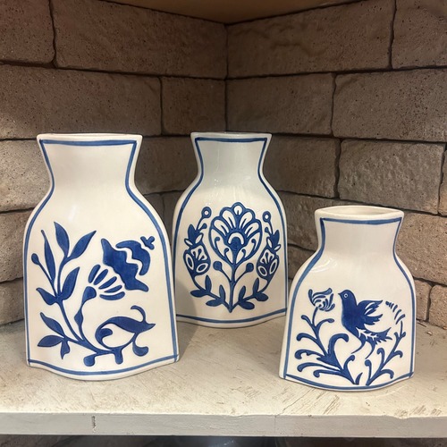 青と白の花瓶　小さいほうの鳥デザイン