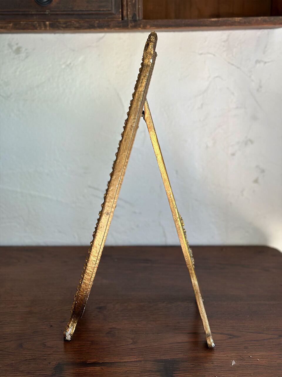 ゴールドカラーのスタンド鏡 ミラー 花モチーフ | Brocante de La
