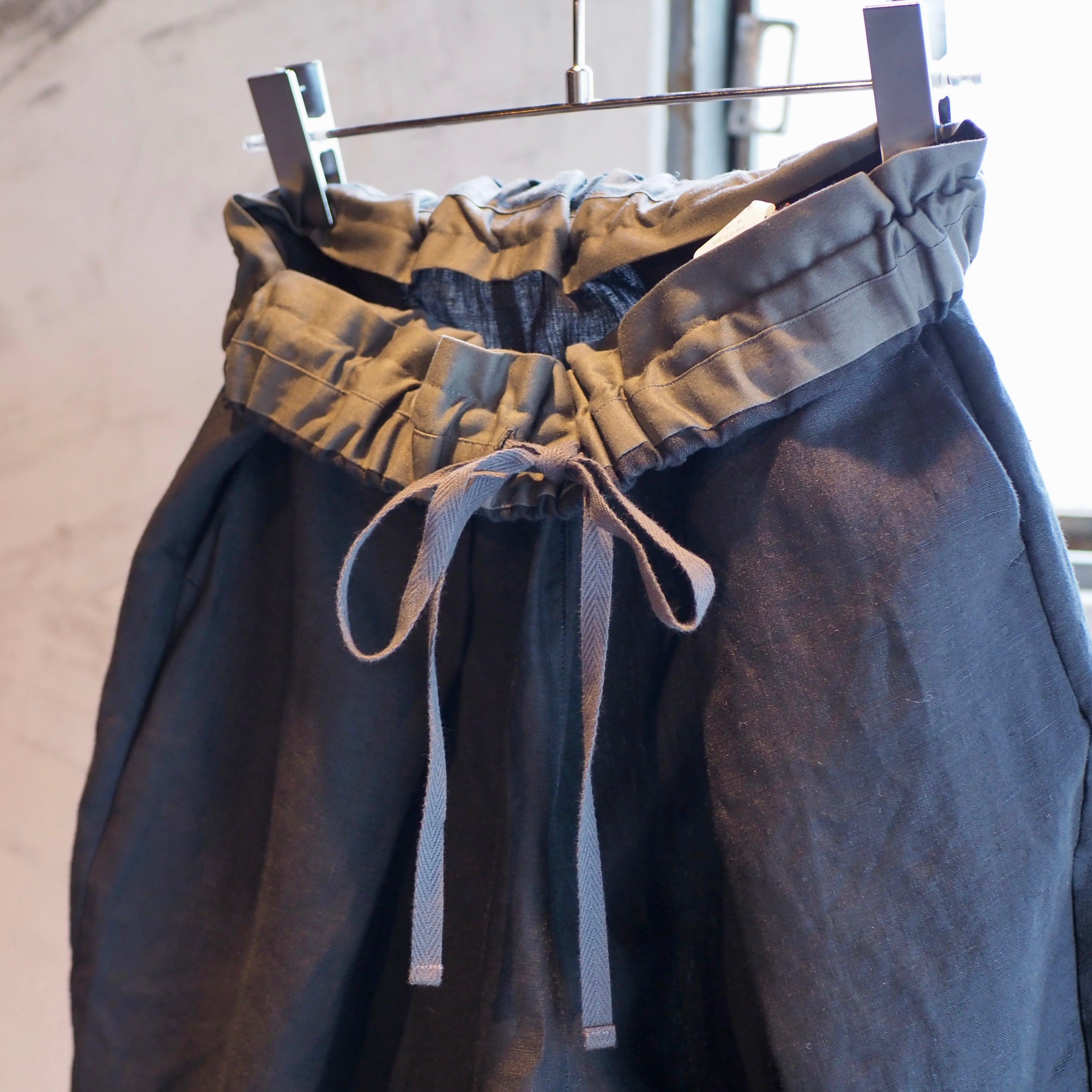 Yuisページです WIDE TUCK EASY TROUSERS/SULFER DYED LINEN/BLACK【結-yui