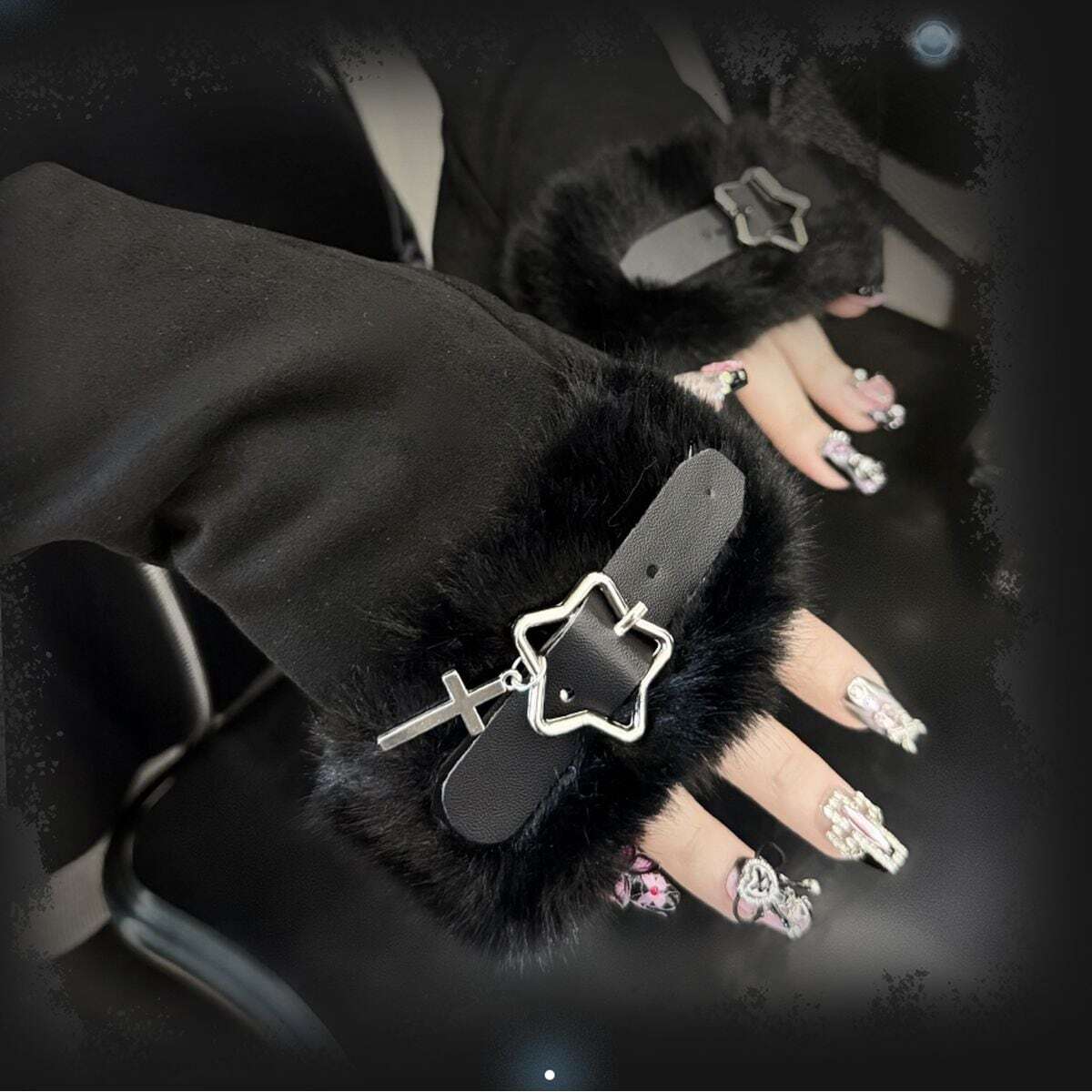 ファー付き・星型バックル・クロスチャーム付きのゴスロリ系アームカバー(黒/白)