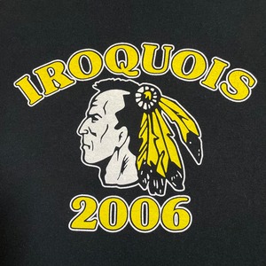 【JERZEES】IROQUOIS 高校 アーチロゴ プリント Tシャツ バックプリント イラスト XL 黒t ジャージーズ US古着