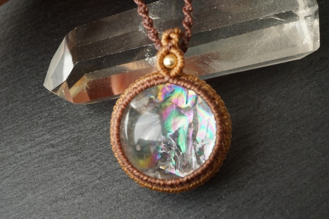 レインボー水晶(アイリスクォーツ)七色天然石*厄除けチャクラネックレス<厄年のお守りに>